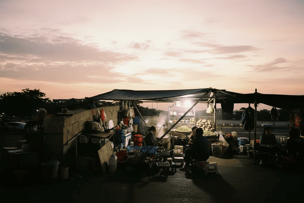 Các quán ăn tại chợ thường có không gian đơn giản, một số quán chỉ là xe đẩy hoặc bàn ghế nhựa tạm bợ (Nguồn: Internet)